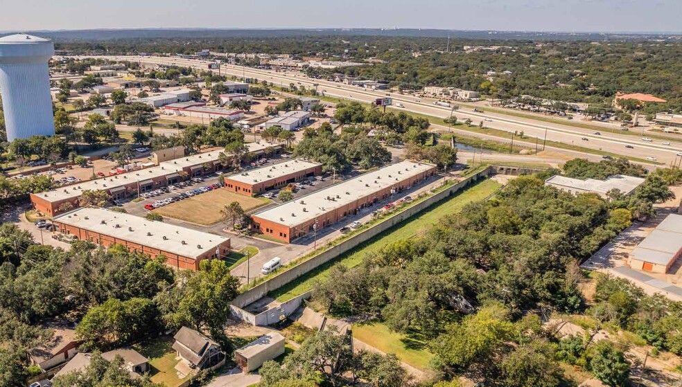 13581 Pond Springs Rd, Austin, TX à louer - Photo de l’immeuble – Image 3 sur 5