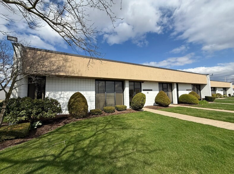 205 Hallene Rd, Warwick, RI à louer - Photo de l’immeuble – Image 1 sur 9