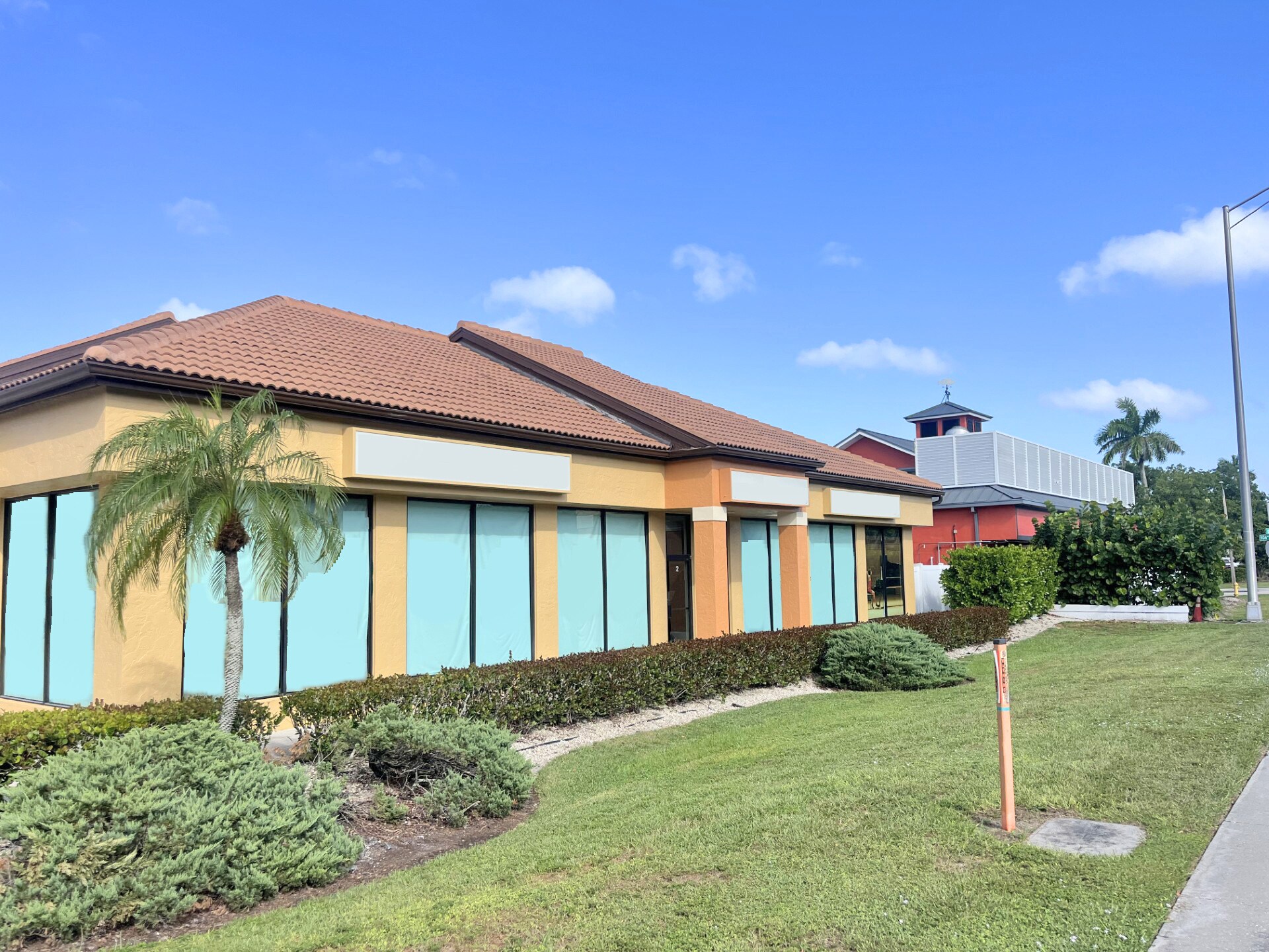 10353 Tamiami Trl N, Naples, FL à louer Photo principale– Image 1 sur 5