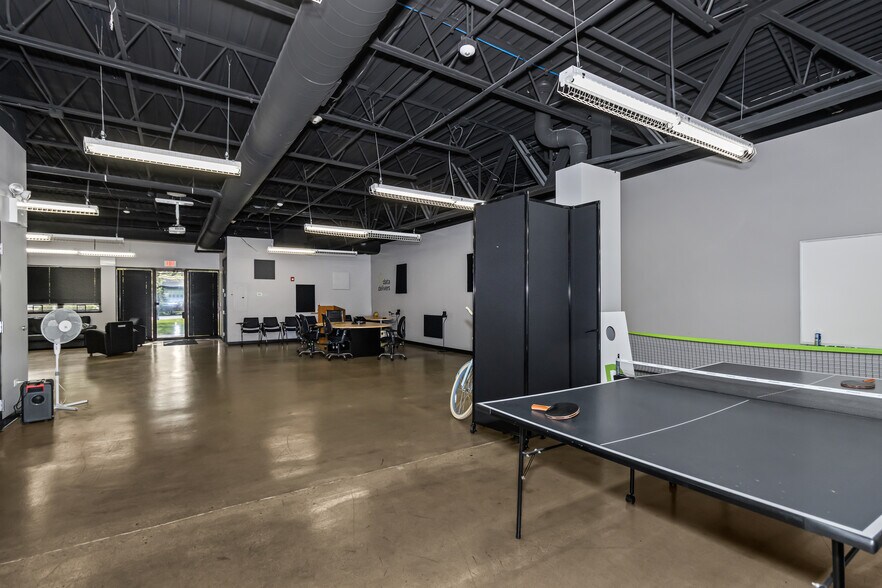 100 Hillcrest Blvd, Schaumburg, IL à louer - Photo de l’immeuble – Image 3 sur 5