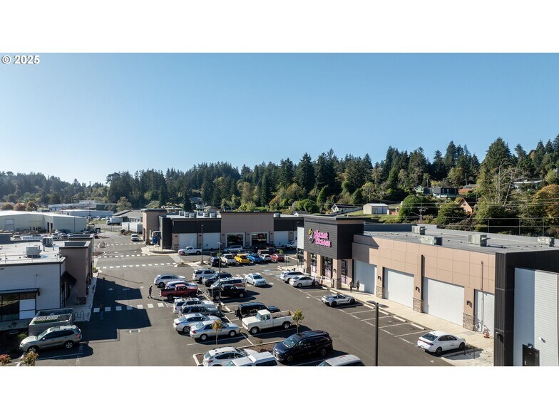 1236 Teakwood Ave, Coos Bay, OR à vendre - Photo de l’immeuble – Image 3 sur 45