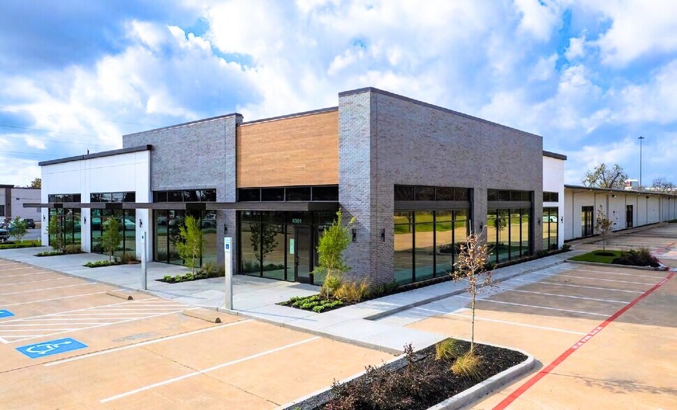 8301 Jones Rd, Houston, TX à louer - Photo principale – Image 2 sur 3