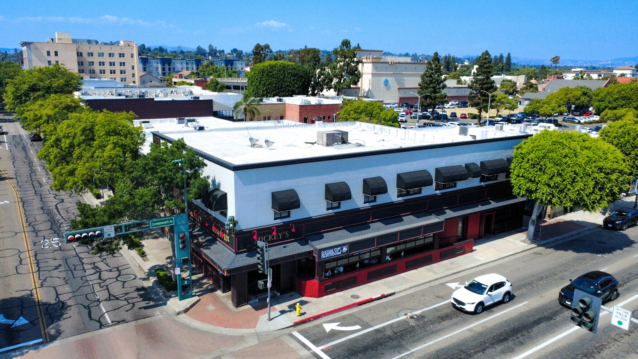 101 E Commonwealth Ave, Fullerton, CA à louer Photo de l’immeuble– Image 1 sur 5
