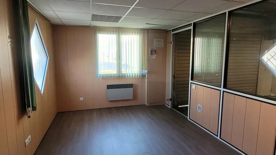 Local d’activités dans Oissel à louer - Photo de l’immeuble – Image 3 sur 6