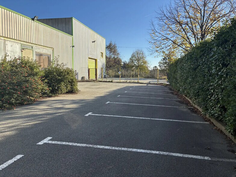 Local d’activités dans Le Muy à louer - Photo de l’immeuble – Image 3 sur 4