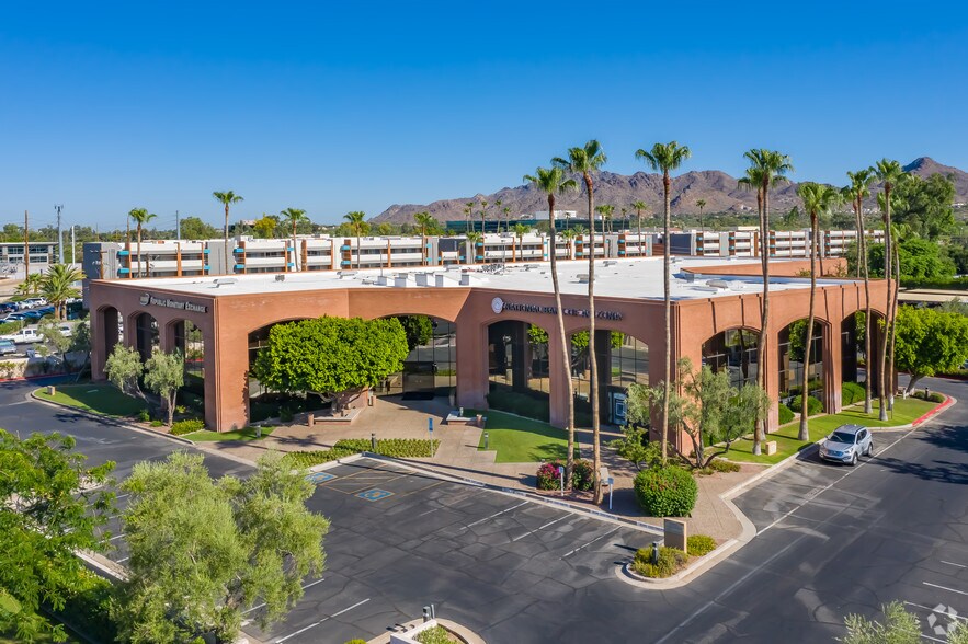 4040 E Camelback Rd, Phoenix, AZ à louer - Photo principale – Image 1 sur 12