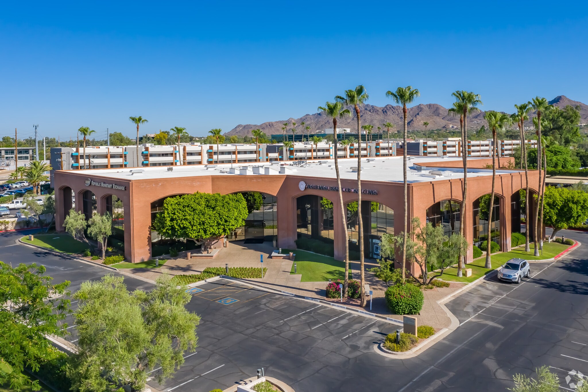4040 E Camelback Rd, Phoenix, AZ à louer Photo principale– Image 1 sur 14