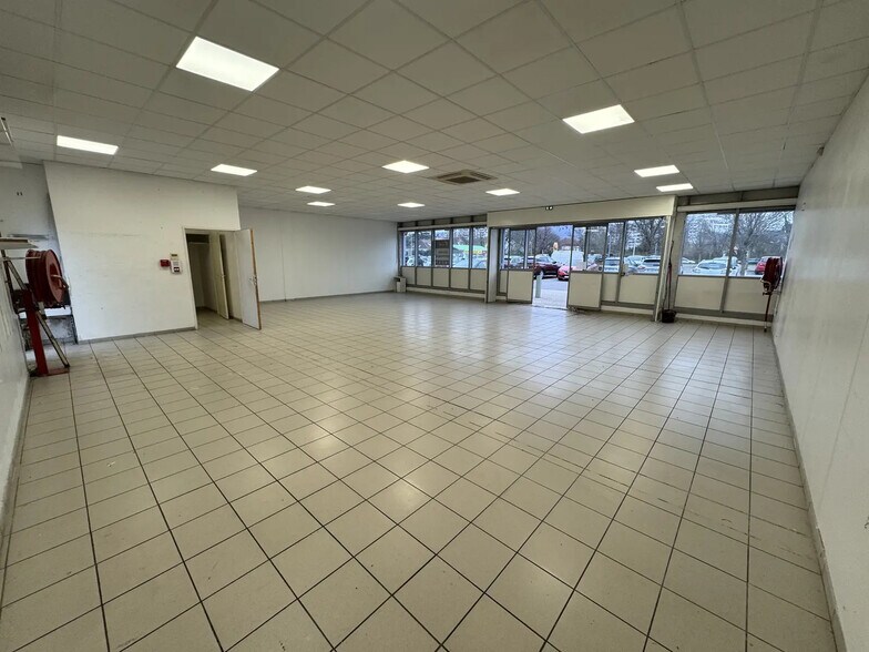 Local commercial dans Échirolles à louer - Photo de l’immeuble – Image 3 sur 6