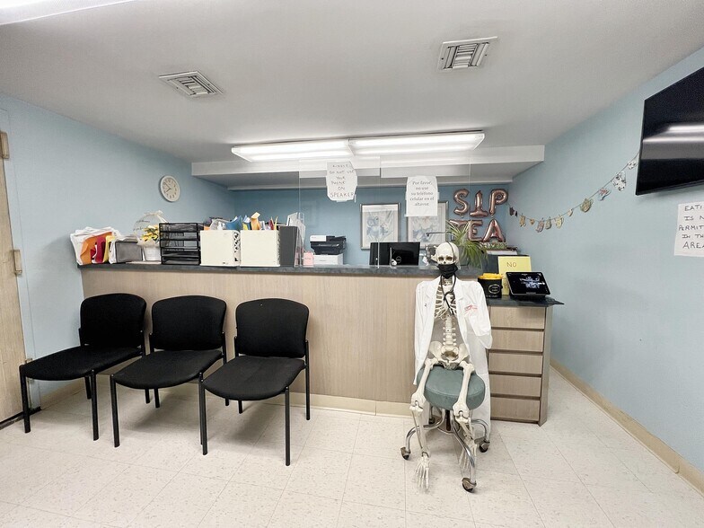 105-09 Jamaica Ave, Richmond Hill, NY à louer - Photo de l’immeuble – Image 2 sur 9