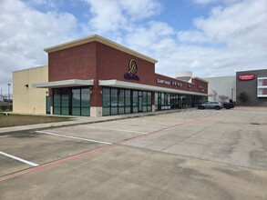 3220 Kirby Dr, Pearland, TX à louer Photo de l’immeuble– Image 1 sur 10