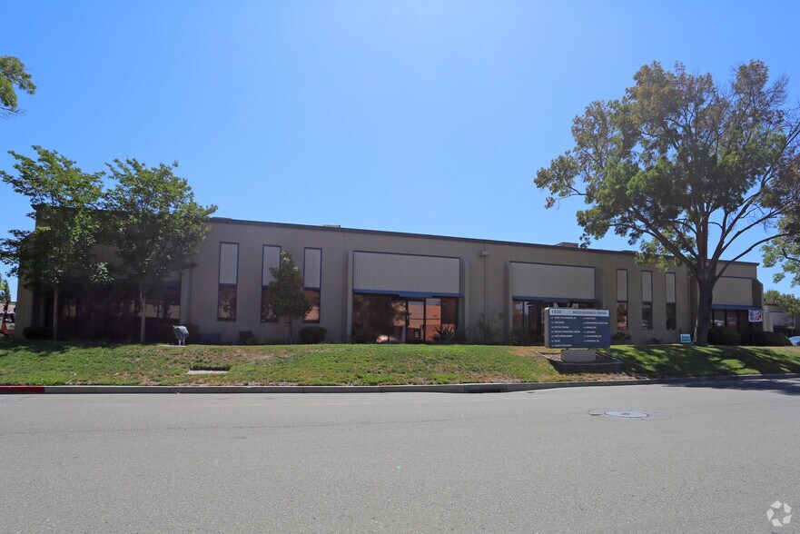 1040 Serpentine Ln, Pleasanton, CA à louer - Photo de l’immeuble – Image 2 sur 4