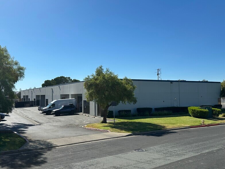 140 Mason Cir, Concord, CA à louer - Photo de l’immeuble – Image 1 sur 6