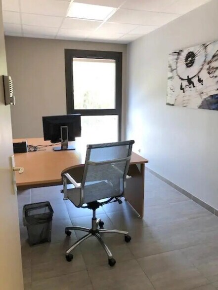 Bureau dans Les Alluets-le-Roi à louer - Photo de l’immeuble – Image 2 sur 9
