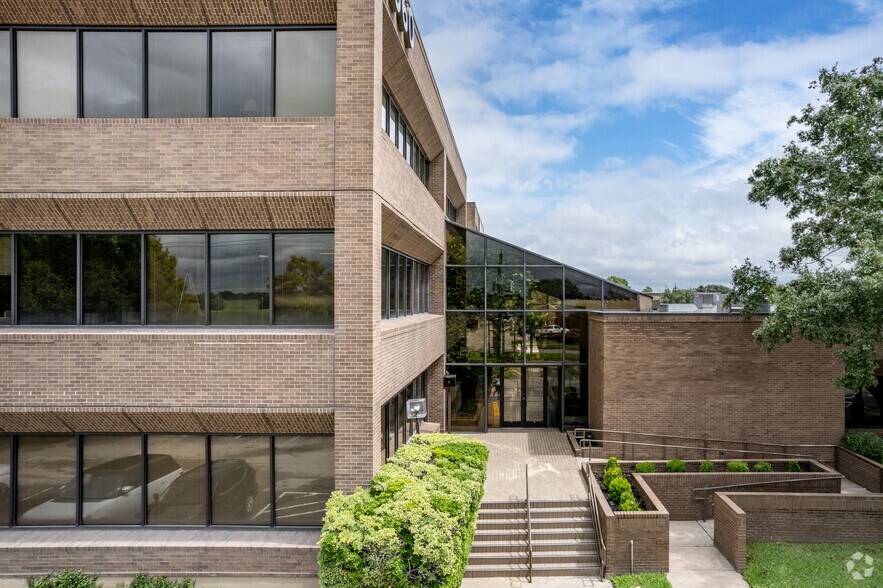 1560 W Bay Area Blvd, Friendswood, TX à louer - Photo de l’immeuble – Image 3 sur 5