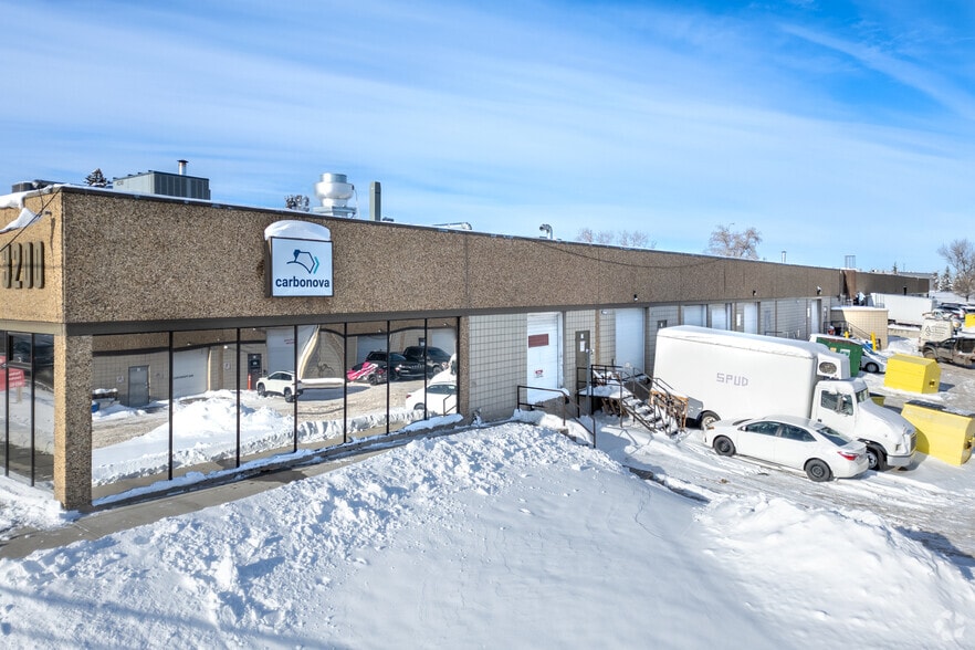 3360 14th Ave NE, Calgary, AB à louer - Photo de l’immeuble – Image 2 sur 2