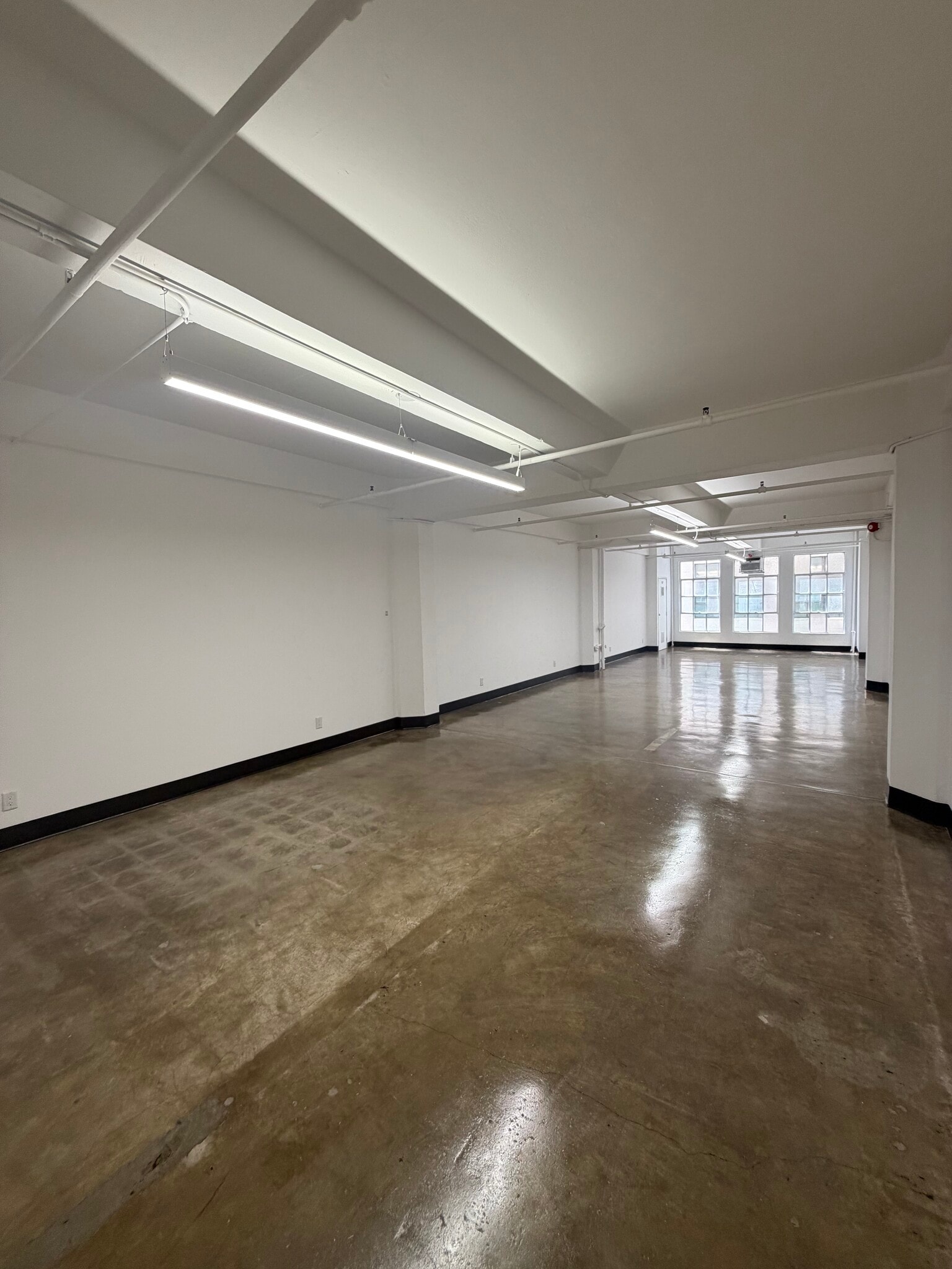 122 E 7th St, Los Angeles, CA à louer Photo intérieure– Image 1 sur 3