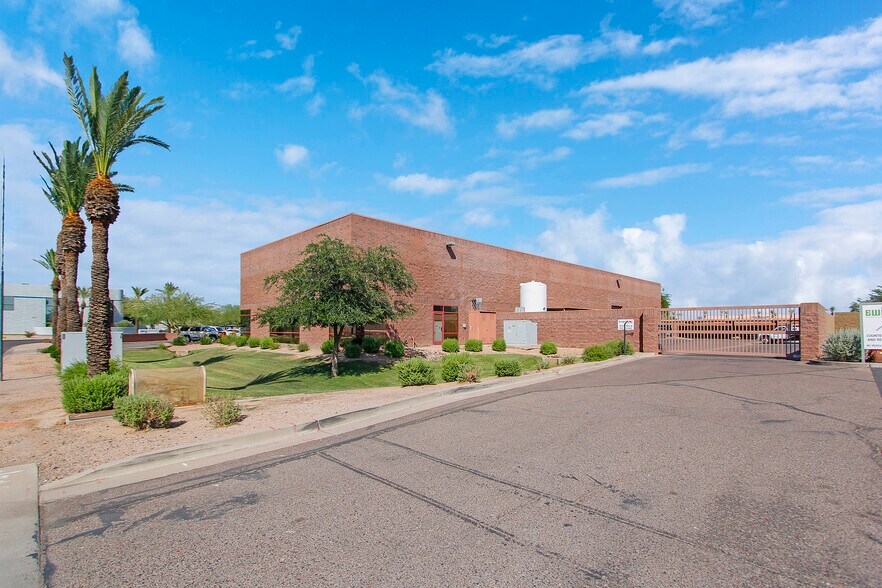 3451 E Harbour Dr, Phoenix, AZ à louer - Photo de l’immeuble – Image 2 sur 8