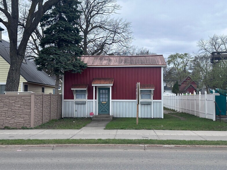 517 E Eighth St, Traverse City, MI à vendre - Photo de l’immeuble – Image 2 sur 25