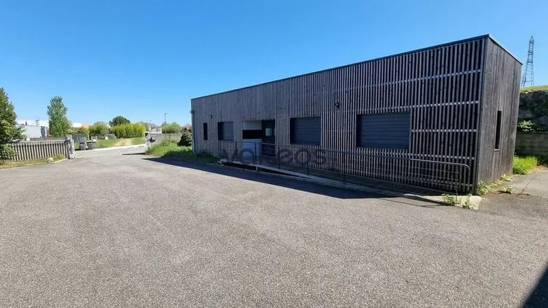 Local d'activités dans Mondouzil à vendre - Photo de l’immeuble – Image 3 sur 8