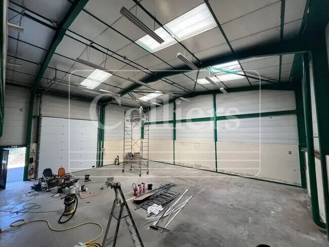 Plus de détails pour Local d'activités à louer