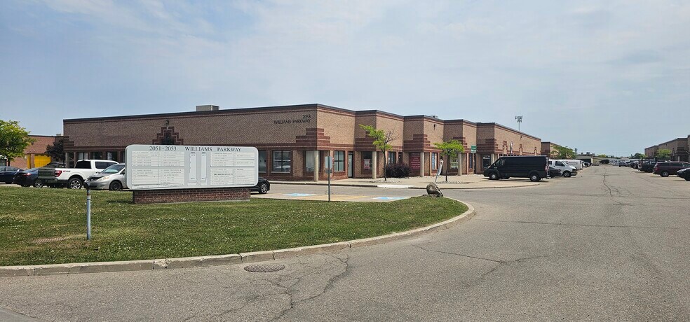 2053 N Williams Pky, Brampton, ON à vendre - Photo de l’immeuble – Image 1 sur 2