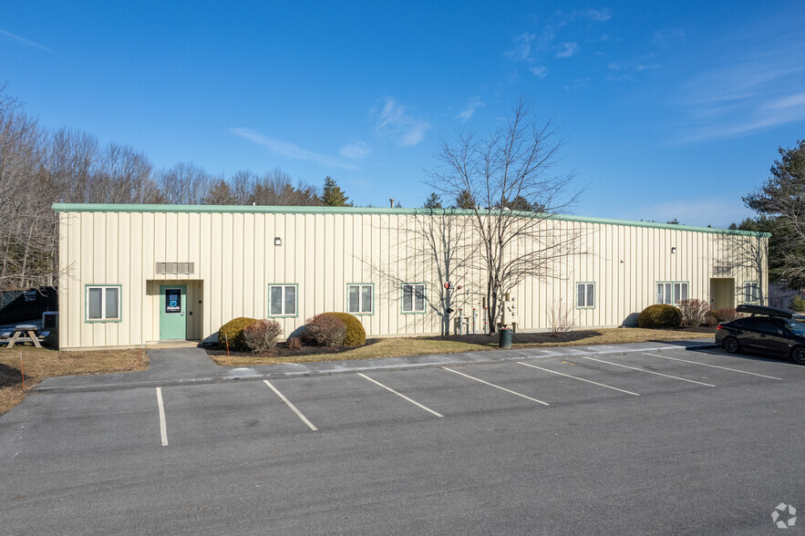 35 Bradley Dr, Westbrook, ME à louer - Photo de l’immeuble – Image 3 sur 5