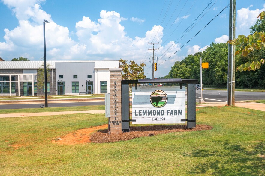 12016 Lemmond Farm Dr, Charlotte, NC à louer - Photo de l’immeuble – Image 2 sur 8