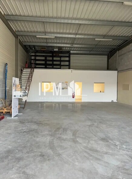 Local d’activités dans Entraigues-sur-la-Sorgue à louer - Photo intérieure – Image 3 sur 5