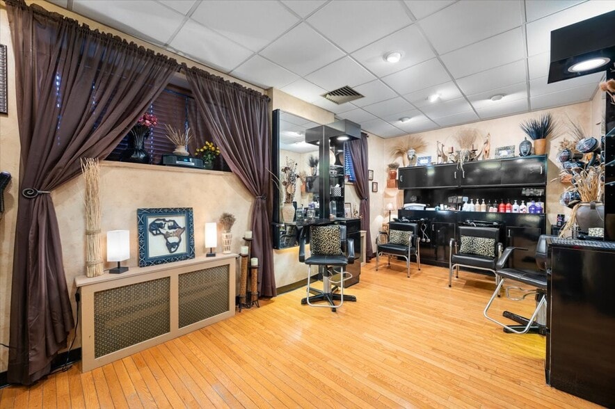 388 Westchester Ave, Port Chester, NY à vendre - Photo intérieure – Image 3 sur 16