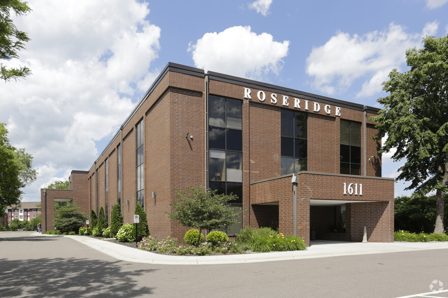1611 W County Road B, Roseville, MN à louer - Photo de l’immeuble – Image 1 sur 6