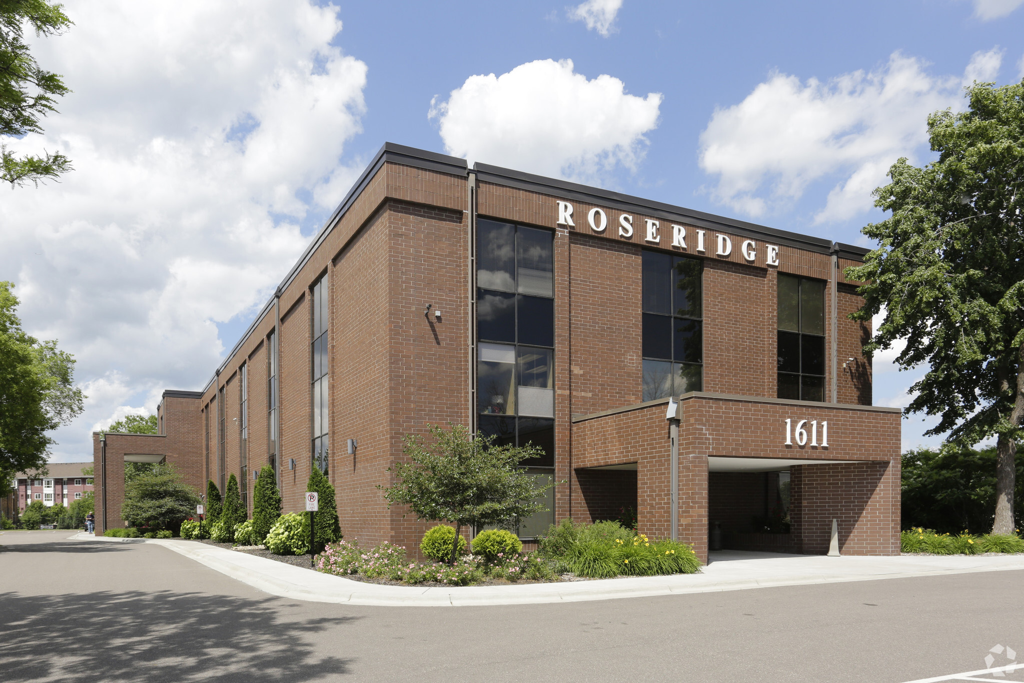 1611 W County Road B, Roseville, MN à louer Photo de l’immeuble– Image 1 sur 7