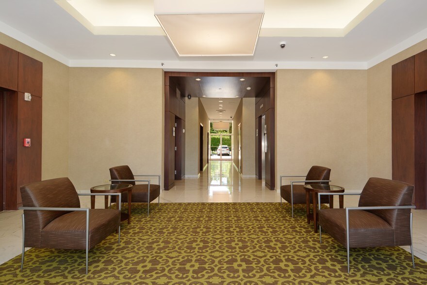 400 Royal Palm Way, Palm Beach, FL à louer - Hall d’entrée – Image 3 sur 10