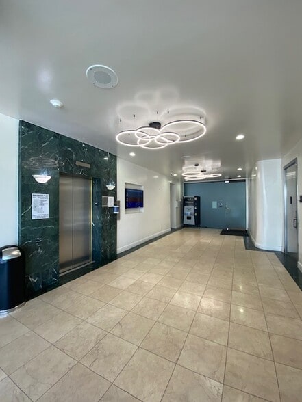 292 S La Cienega Blvd, Beverly Hills, CA à louer - Photo intérieure – Image 2 sur 12