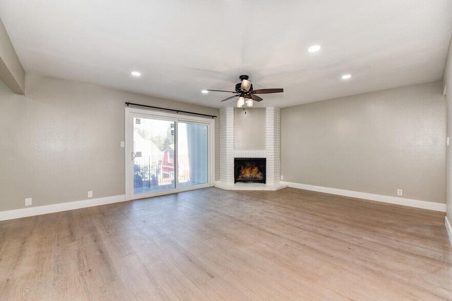 5372 Garfield Ave, Sacramento, CA à vendre - Photo intérieure – Image 2 sur 39