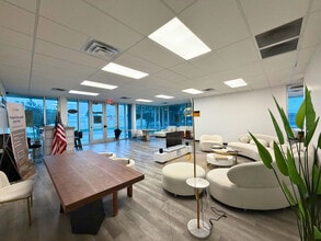 10401 S Sam Houston Pky W, Houston, TX à louer Hall d’entrée– Image 2 sur 5