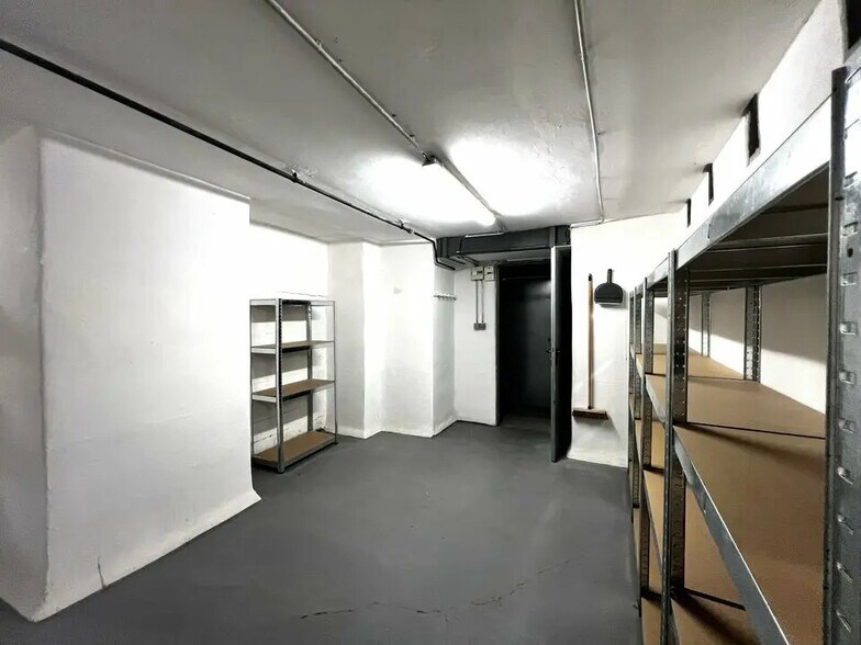 Industriel/Logistique dans Nice à louer - Photo de l’immeuble – Image 3 sur 7