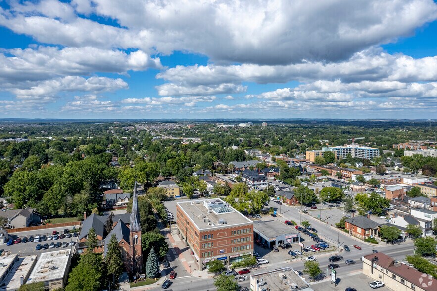 220 Dundas St W, Whitby, ON à louer - Photo de l’immeuble – Image 3 sur 3