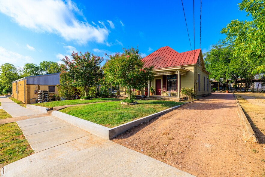 303 W Austin St, Fredericksburg, TX à vendre - Photo de l’immeuble – Image 3 sur 27