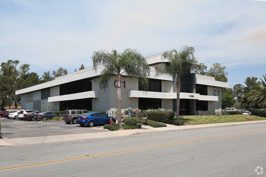 14131 Chambers Rd, Tustin, CA à vendre - Photo principale – Image 1 sur 6