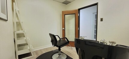 6211 W Northwest Hwy, Dallas, TX à louer Photo intérieure– Image 1 sur 6