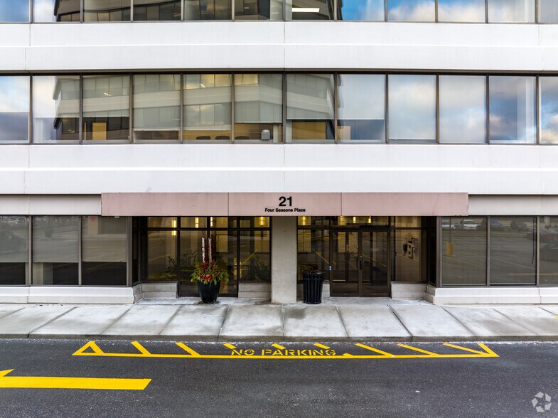 21 Four Seasons Pl, Toronto, ON à louer - Photo de l’immeuble – Image 3 sur 5