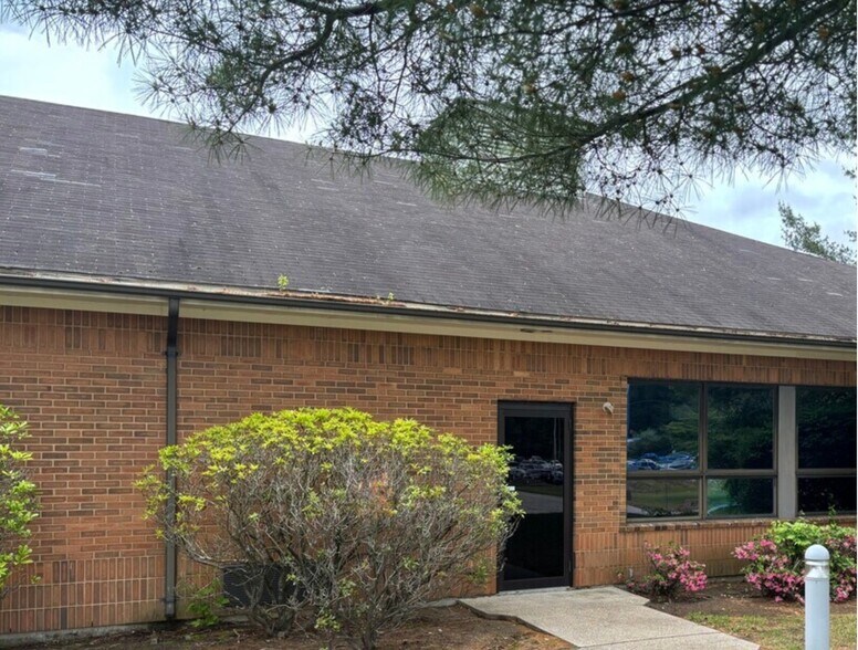 58 Old Quaker Ln, West Warwick, RI à vendre - Photo de l’immeuble – Image 2 sur 7