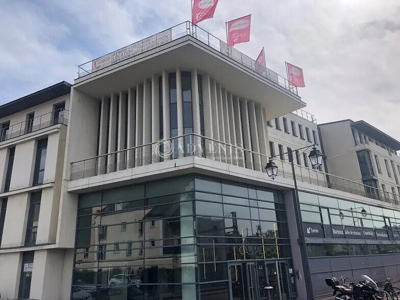 Local d’activités dans Maisons-Laffitte à louer - Photo de l’immeuble – Image 2 sur 12