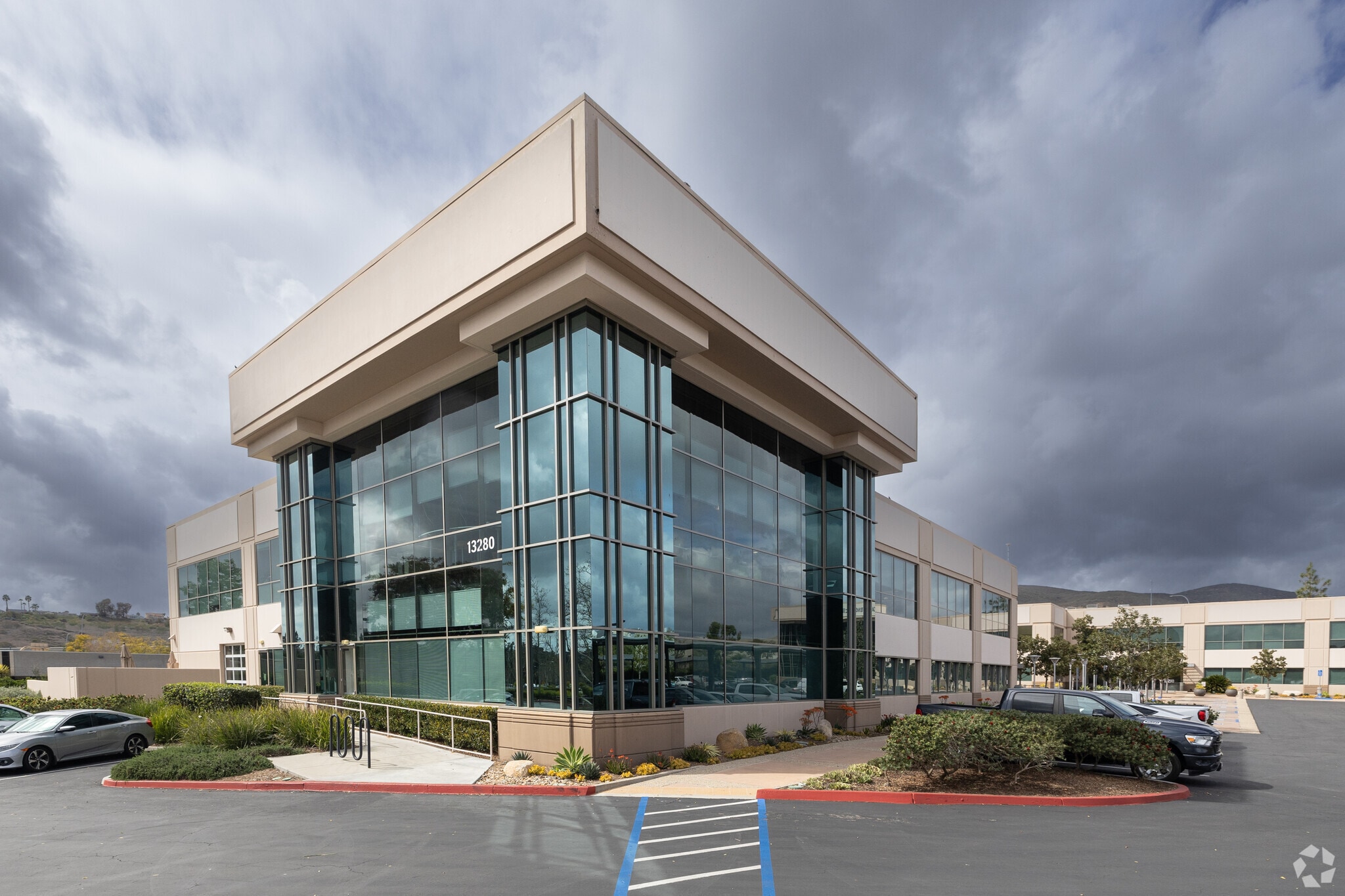 13280 Evening Creek Dr S, San Diego, CA à louer Photo principale– Image 1 sur 21