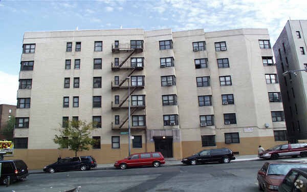 2000 Anthony Ave, Bronx, NY à louer Photo principale– Image 1 sur 7