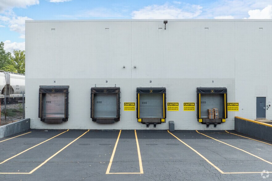 95 Mayhill St, Saddle Brook, NJ à louer - Photo de l’immeuble – Image 3 sur 11