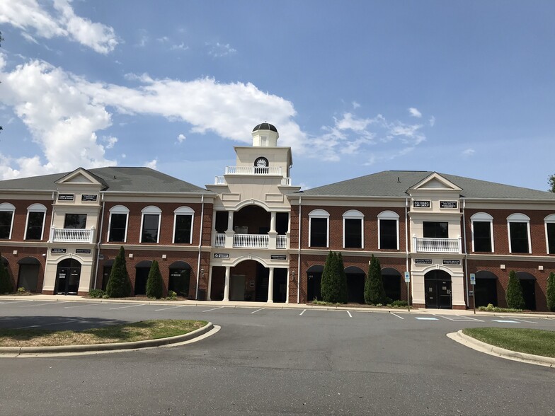 11535 Carmel Commons Blvd, Charlotte, NC à louer - Photo de l’immeuble – Image 1 sur 4