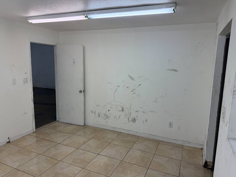 7004-7018 SW 4th St, Miami, FL à louer - Photo de l’immeuble – Image 2 sur 13