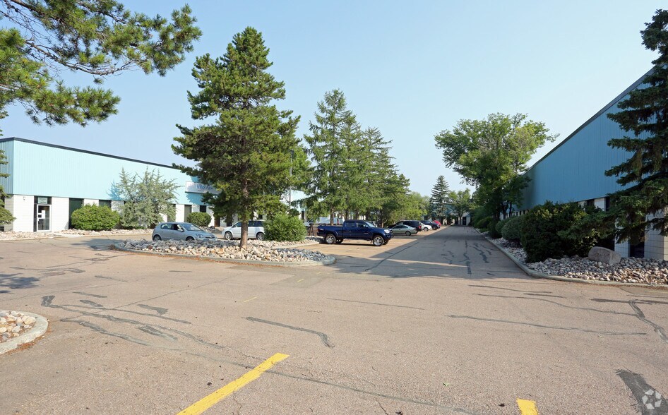 14504 121A Av NW, Edmonton, AB à louer - Photo de l’immeuble – Image 3 sur 5