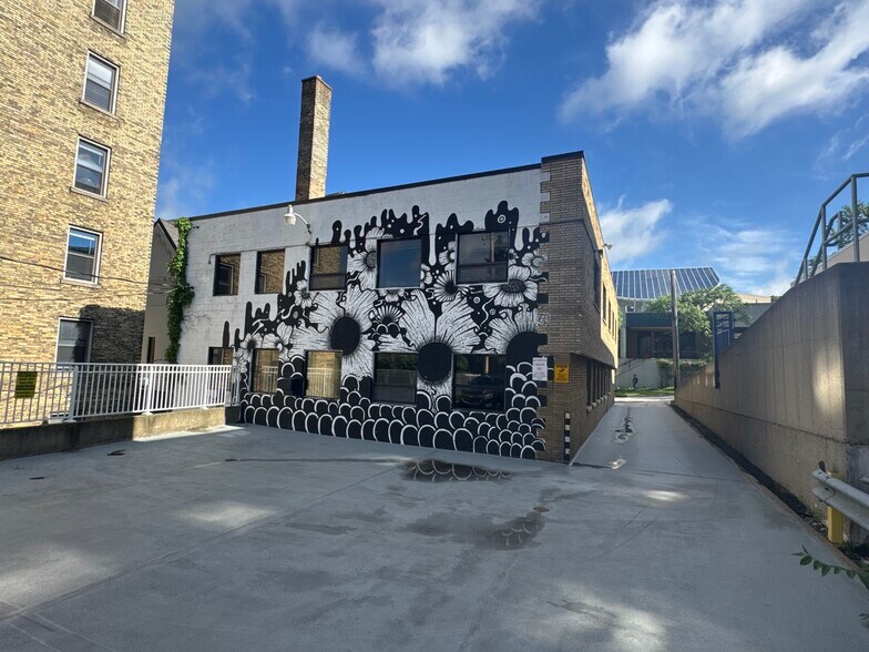 150 Fountain St, Grand Rapids, MI à vendre - Photo de l’immeuble – Image 2 sur 13